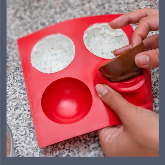 NEW Silicone Swirl Hot Chocolate Bomb Mold from Bennkai, Not Used - Picture 8 of 10